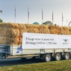 ベントレー・ベンテイガ の「EWB」が牽引した2.5トンの藁を積載したトレーラー（グッドウッド2023）