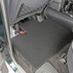 リアシートの足もとスペースを使ってアンプラックを設置。天板を設けてリアシートも使える設定としている。