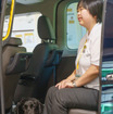 車内では、盲導犬は使用者の足元に。洋服は、お洒落のためではなく抜け毛をなるべく落とさないとの配慮から。