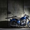 エンジンを低い位置に搭載する専用のハリスフレームを開発。高い直進安定性を披露しつつ、コーナリングではしなやかなハンドリングを約束