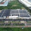 工場一面に設置された太陽光パネルで消費電力の約90%を賄う