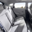 リヤシートのデザインを、ヒョンデは「カーブレス」と表現する。あえてフラットなベンチシート風にすることで、空間の広さを感じやすくしているのだ。