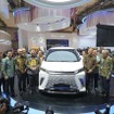 GIIAS2023初日には、アイルランガ・ハルタルト経済担当調整大臣が会場を訪れた