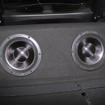 「サブウーファー」が「ステレオ使い」されたオーディオカーの一例（製作ショップ：ジパング＜鳥取県＞）。
