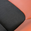 CX-5 メイン材のスエード調人工皮革にはパーフォレーションを施してスポーティさを強調