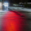 雨の日に、後部座席に友人を一人で乗せてはいけない（イメージ）
