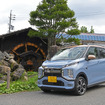 三菱『eKクロスEV』で往復500km：白馬村内にはいろいろと絵になる場所が多数。こちらではスマホで撮影していた女性２名もいた