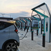 三菱『eKクロスEV』で往復500km：上里SAの急速充電器はスロットが6つ備えられている最新式のものだった