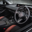 CX-30   インパネのミドルパッドは、ベース車のBlack Tone Edition が黒い合成皮革なのに対して、Retro Sports Edition はシートのメイン材と同じスエード調人工皮革   その下の金属調加飾もサテンクロームからガンメタに変更している  加飾のトーンを下げることで、室内全体のテラコッタ＆ブラックのコントラストを際立たせているのだ