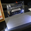 新型センチュリーのスカッフプレートに精巧な槌目模様を入れる匠の板金性能（元町工場）