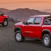 日産フロンティア の2024年モデルの「ハードボディ・エディション」（手前）と1980年代の「ダットサントラック」