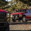 日産フロンティア の2024年モデルの「ハードボディ・エディション」（手前）と1980年代の「ダットサントラック」