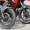 手前がVストローム250SXの19インチホイール、奥がVストローム250の17インチホイール