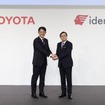 トヨタ自動車の佐藤恒治代表取締役社長（向かって左）と出光興産の木藤俊一代表取締役社長