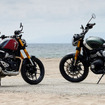 トライアンフ・スピード400（左）とスクランブラー400（右）