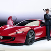 マツダデザイン本部 本部長の中山雅氏と『MAZDA ICONIC SP』