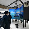 父と娘のストーリーの体験型展示を楽しむ来場客