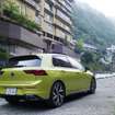 ゴルフ8 TDI R-Lineのリアビュー。バックドアまわりの太いCピラーは初代ゴルフから連綿と受け継いできたアイコン。大分-熊本県境の杖立温泉にて。