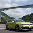 ゴルフ8 TDI R-Lineのフロントビュー。プロポーション、デザインテイストはゴルフ7から移植と言ってもいいほどに保守的なフルモデルチェンジだった。熊本・新阿蘇大橋にて。