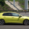 ゴルフ8 TDI R-Lineのサイドビュー。一見何の変哲もない5ドアハッチバックというデザインだが、ウエストラインが低く窓面積は広大。リアドアの濃色ガラスは本国ではオプション。透過率の高い標準ガラスなら室内の採光性はさらに良くなるだろう。