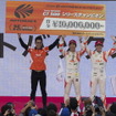 チャンピオンを獲得した坪井翔（中央）と宮田莉朋（右）、左は伊藤大輔チーム監督