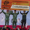 GT300クラスチャンピオンの吉田広樹（左）と川合孝汰（中央）、右は青柳浩チーム監督