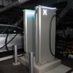 パワーエックスの蓄電池式超急速EV充電器「Hypercharger（ハイパーチャージャー）」。上部のイルミが緑の時は正常充電中を示す