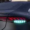 ターコイズブルーのランプが装着されたメルセデスベンツ EQS の自動運転車