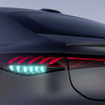 ターコイズブルーのランプが装着されたメルセデスベンツ EQS の自動運転車