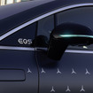 ターコイズブルーのランプが装着されたメルセデスベンツ EQS の自動運転車