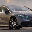 ターコイズブルーのランプが装着されたメルセデスベンツ EQS の自動運転車