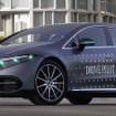 ターコイズブルーのランプが装着されたメルセデスベンツ EQS の自動運転車