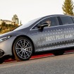 ターコイズブルーのランプが装着されたメルセデスベンツ EQS の自動運転車