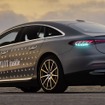 ターコイズブルーのランプが装着されたメルセデスベンツ EQS の自動運転車