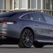 ターコイズブルーのランプが装着されたメルセデスベンツ EQS の自動運転車