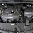 カーボンエンジンカバー［70026-AT006］（税込価格￥63,800）と同様の綾織カーボンを使用しているため、併せて使用することで統一的なビジュアルを形成できる