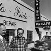 奥の車が1953年型カイザー・ドラゴン。写真は80年代のレストア、復刻プロジェクト