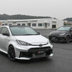 進化型GRヤリス（左）と従来モデル（右）