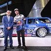 TOYO TIRE 清水社長（左）/ マッド・マイク選手（右）