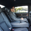 トヨタ クラウンセダン の後席に座る西村直人氏