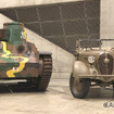左から「九五式軽戦車／撮影用プロップモデル」と、フルレストアに成功した、日本初の小型四駆「くろがね四起前期型」