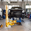 カナザワ鈑金には、国内にわずかしかない「フレーム修正機」を導入。 大きな事故でダメージを受けた車両も修理できる