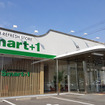 2月9日にオープンした「smart＋1茨木西店」。ガラス貼りのオープンな雰囲気が印象的だ