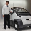 「Honda CI」の技術を搭載する2人用四輪電動モビリティ『Honda CI-MEV』と、本田技術研究所 先進県救助 知能化領域でエグゼクティブチーフエンジニアを務める田水裕司氏