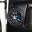 フロントスピーカーにはブルームーンオーディオのRX165ACTIVEを中心に3ウェイ化。ブルーの各パーツがアピール度も満点。