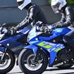 スズキ GSX250R（手前）とジクサーSF250（奥）