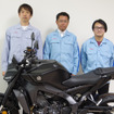 ヤマハ MT-09 新型の開発メンバー。左から電子システム担当の稲葉さん、PLの津谷さん、パワートレイン担当の川名さん