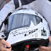 Truiさんのヘルメットには、世界中の様々な出会いの軌跡が。
