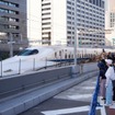 GINZA SKY WALK 2024：KK線のほうが位置が高いので、いちばん手前の新幹線下り電車は上部しか見えない