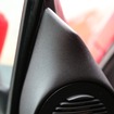ツイーターパネルもドアやピラー形状に合わせてワンオフされたもの。表面処理はシボを残した純正イメージでフィニッシュ。